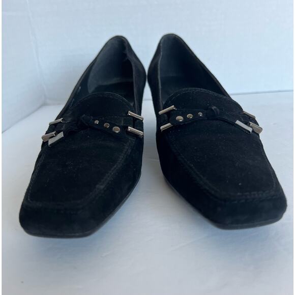 STUART WEITZMAN Black Perforated Suede Kitten Heel Pump Bow Shoes Sz 7.5M - Picture 3 of 9